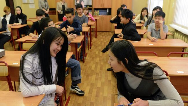 Учащиеся вечерней школы № 90 во время урока русского языка. Архивное фото