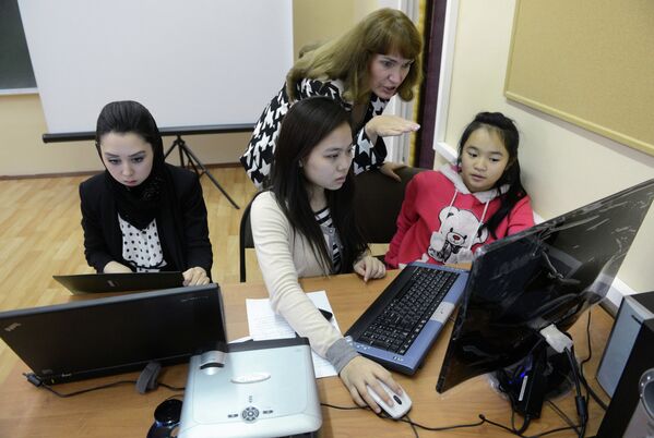 Учащиеся вечерней школы № 90 во время урока русского языка