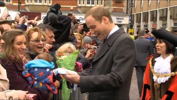 Принц Уильям обрадовался ползункам, которые подарила ему жительница Кембриджа   