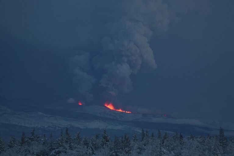 Извержение вулкана Плоский Толбачик на Камчатке