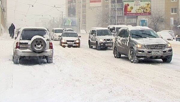 Автомобили с трудом передвигаются по заваленному снегом Владивостоку