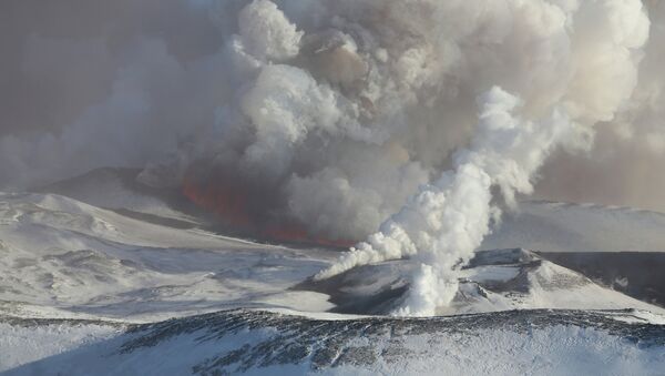 Извержение вулкана Плоский Толбачик на Камчатке