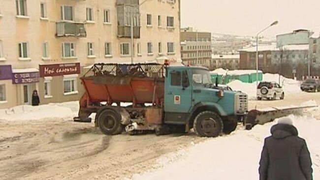 Люди падают как подкошенные, а машины кружатся на льду в Магадане