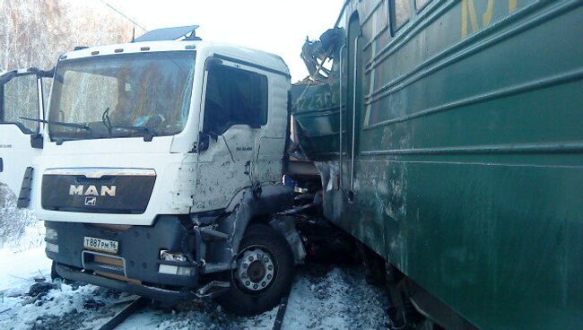 Локомотив столкнулся с грузовиком на Урале