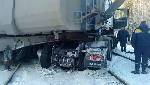 Локомотив столкнулся с грузовиком на Урале