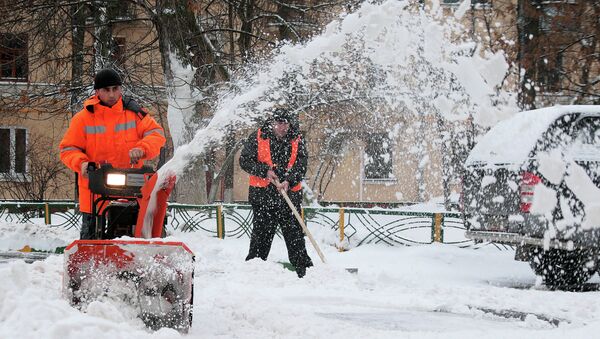 Уборка снега в Москве. Архив