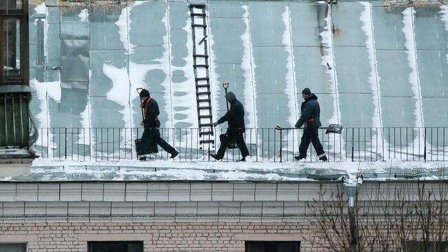 Очистка крыш от снега в Москве. Архивное фото