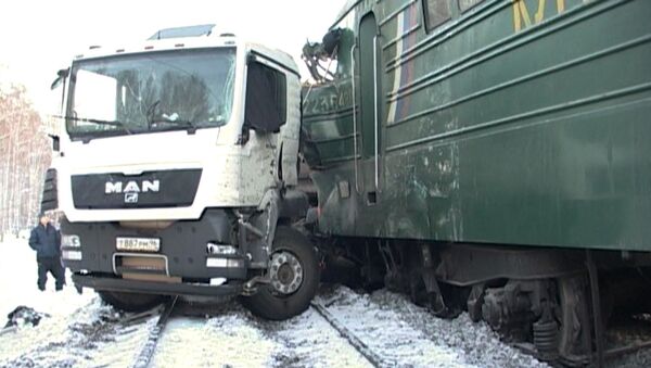 Кадры с места столкновения поезда и грузовика в Свердловской области
