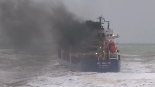 Потерявшее в шторм управление судно дрейфует в Черном море