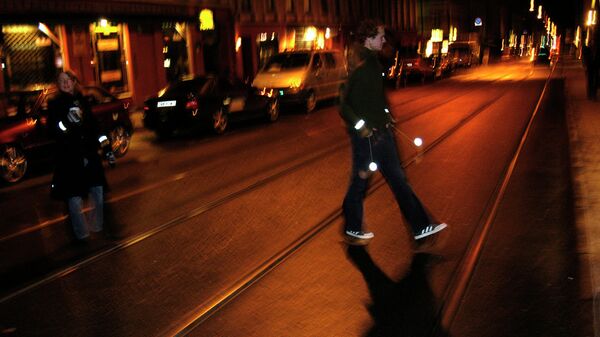 Пешеходы со светоотражающими стикерами на одежде, архивное фото