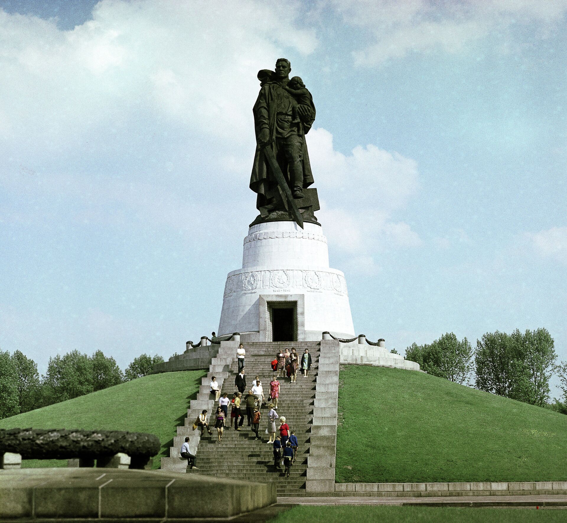 Памятник советскому воину-освободителю в Трептов-парке в Берлине - РИА Новости, 1920, 12.05.2022
