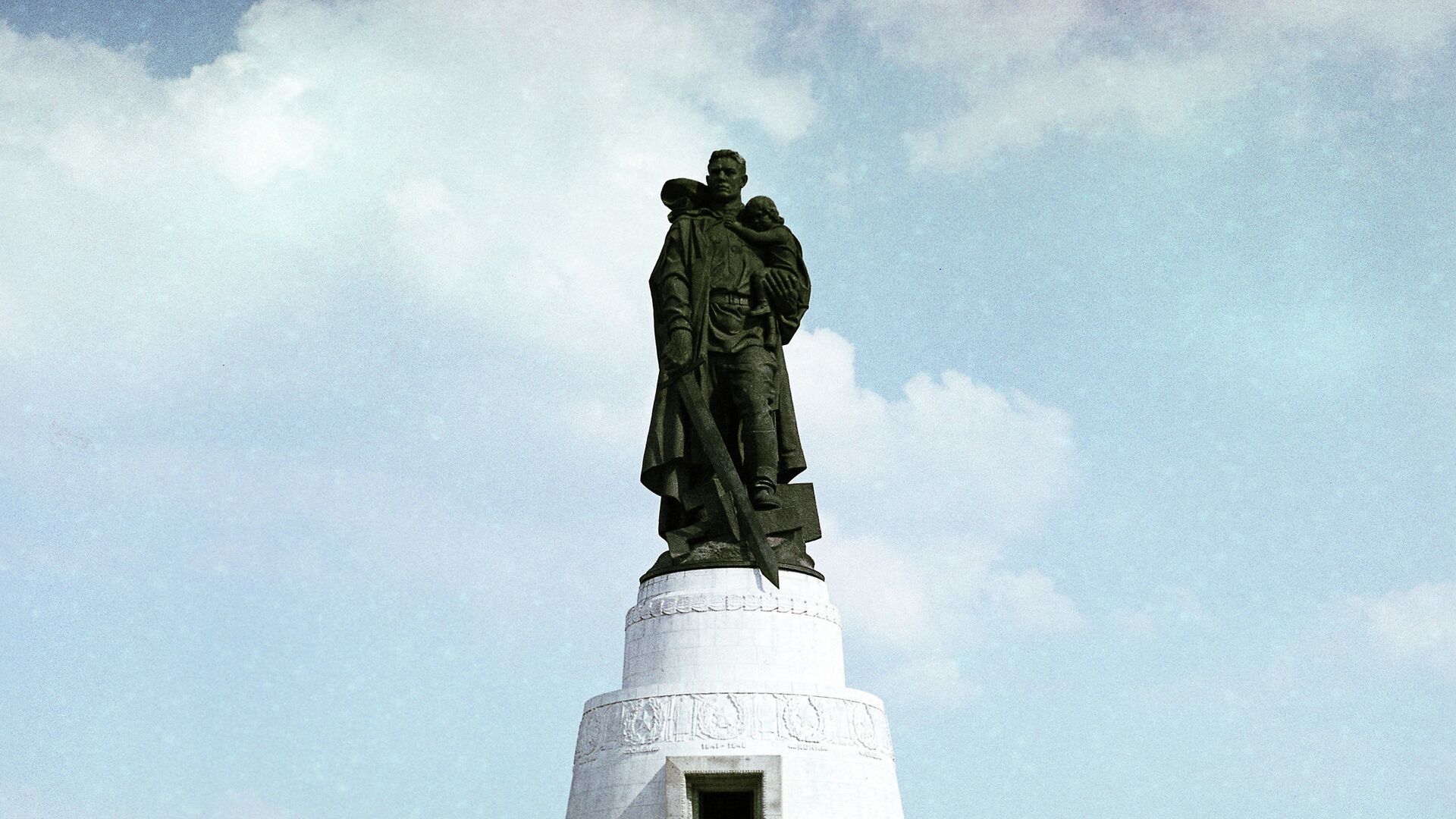 Памятник советскому воину-освободителю в Трептов-парке в Берлине - РИА Новости, 1920, 30.05.2022