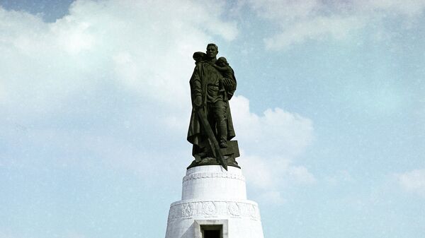 Памятник советскому воину-освободителю в Трептов-парке в Берлине