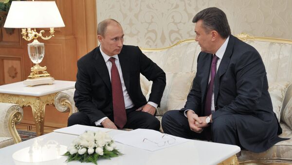 Президент России Владимир Путин (слева) и президент Украины Виктор Янукович во время встречи в Ашхабаде.