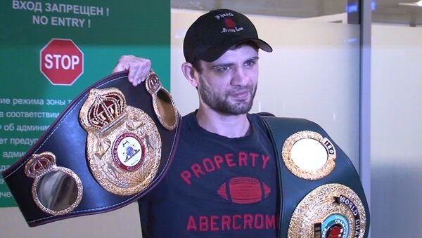 Чемпиона WBA Аллахвердиева встретили в Шереметьево лезгинкой