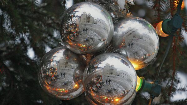 Украшение новогодней елки на Соборной площади Кремля. Архивное фото