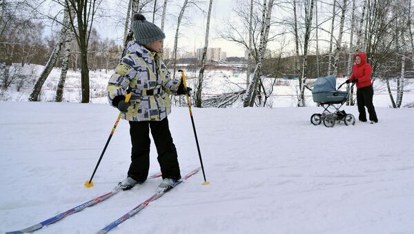 Ребенок на лыжах, архивное фото