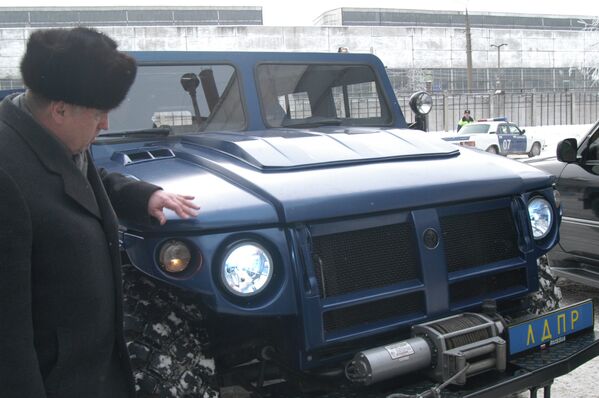 В.Жириновский и его новый автомобиль ГАЗ-2975 Тигр