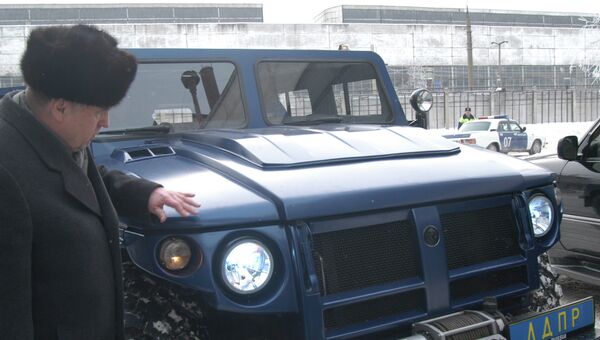 В.Жириновский и его новый автомобиль ГАЗ-2975 Тигр