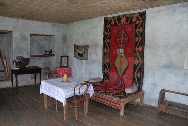 В комнате, в которой проживал Нико Пиросмани, выставлены личные вещи художника