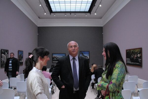 Генеральный директор Национального музея Грузии Давид Лордкипанидзе (в центре) на пресс-конференции «Пиросмани 150» 
