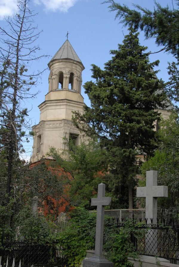  Могила Нико Пиросмани на Кукийском кладбище