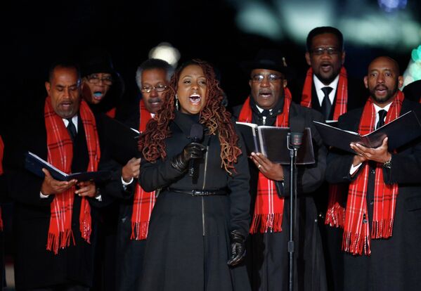 Певица Ледиси выступает на церемонии зажжения Национальной рождественской ели в Вашингтоне, США 