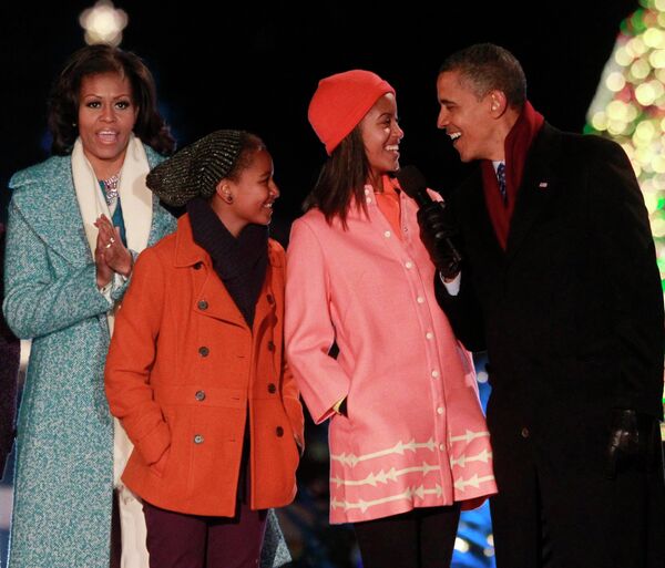 Барак Обама с семьей на церемонии зажжения Национальной рождественской ели в Вашингтоне, США 