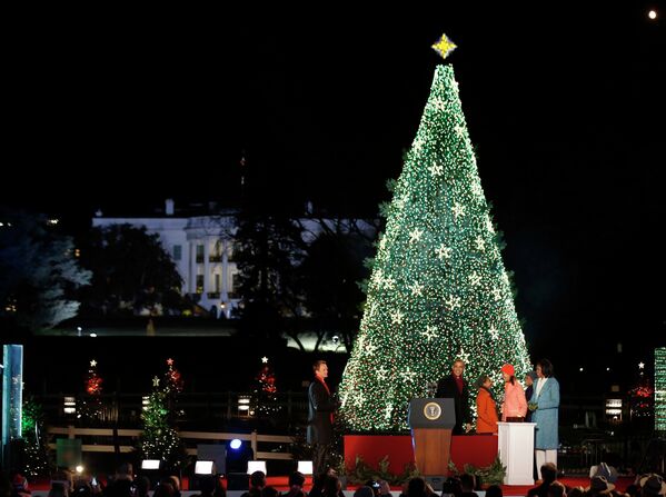 Барак Обама с семьей на церемонии зажжения Национальной рождественской ели в Вашингтоне, США
