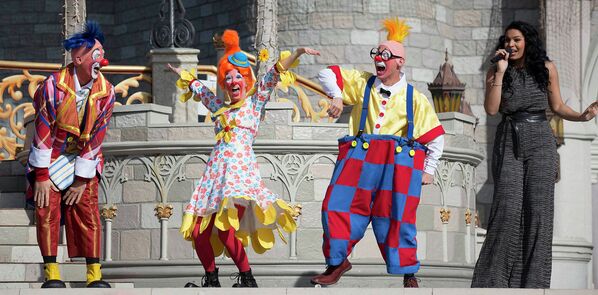 Джордин Спаркс выступает вместе с клоунами в Диснейленде во Флориде, США 