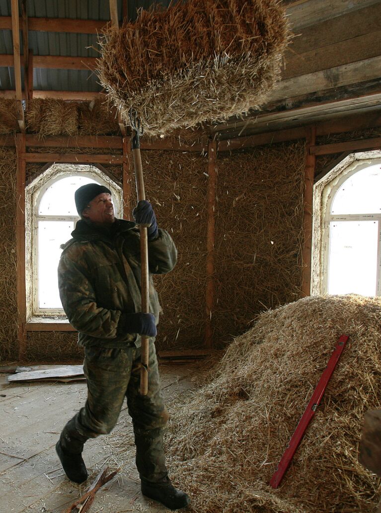 Пенсионеры Толстоуховы строят дом из соломы в Алтайском крае