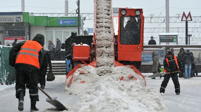 Уборка снега в Москве. Архив