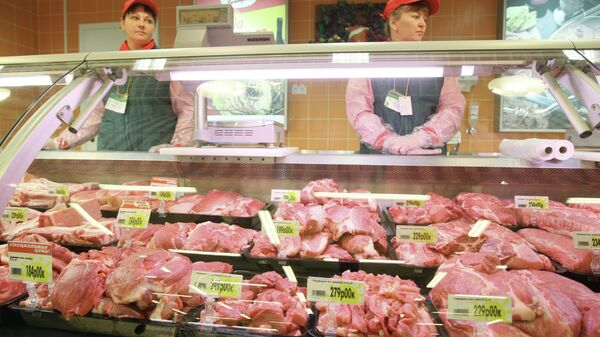 Продажа мяса и мясных продуктов в гипермаркете, архивное фото