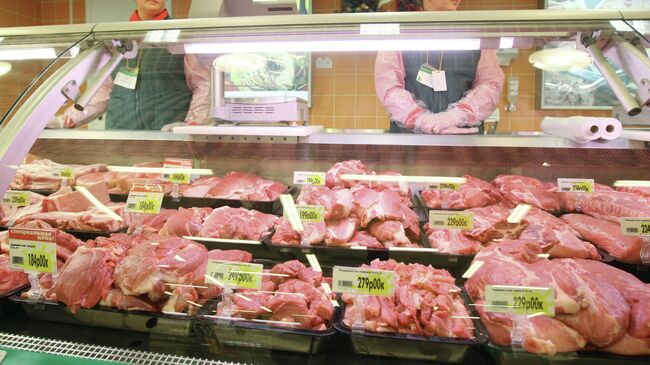 Продажа продажу мяса и мясных продуктов в гипермаркете. Архивное фото
