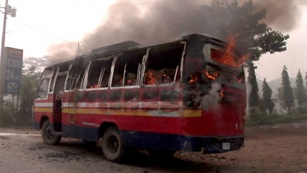 Демонстранты сожгли автобус и мотоциклы во время протестов в Бангладеше