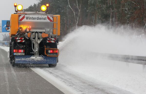 Снегоуборочная машина чистит автомагистраль A115 в Германии