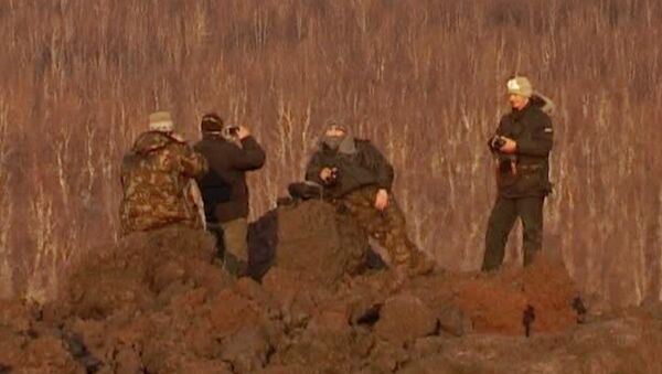 Туристы-экстремалы грели тушенку на камнях рядом с извергающимся вулканом