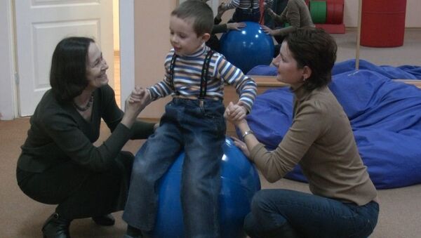 Для ребенка с признаками аутизма реабилитация в Парусе начинается с сенсорной комнаты