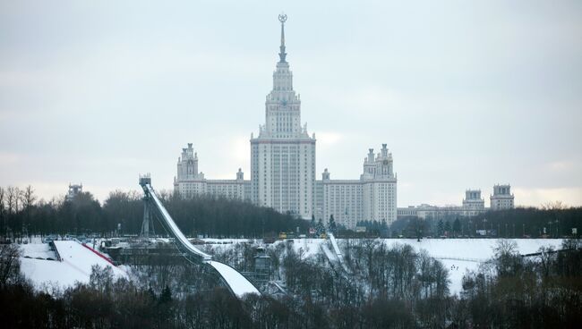 Воробьевы горы и здание МГУ