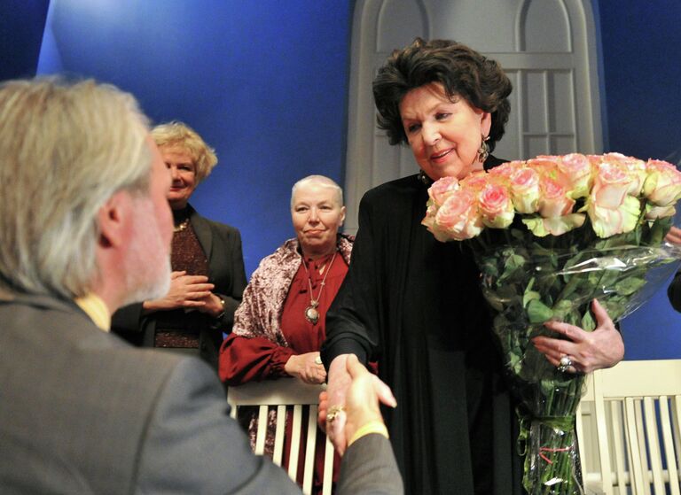 Вручение Галине Вишневской высшей награды Союза театральных деятелей РФ Вручение Галине Вишневской высшей награды Союза театральных деятелей РФ