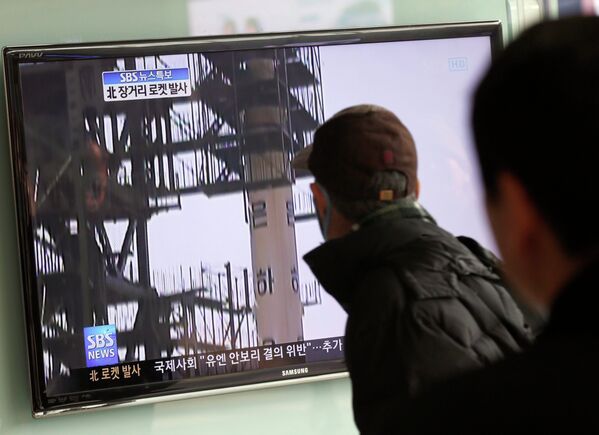 Жители Сеула наблюдают за запуском ракеты-носителя Ынха-3 со спутником Кванмёнсон-3 с космодрома Сохэ