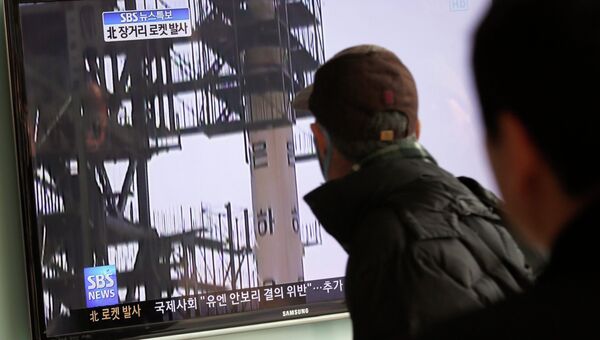 Жители Сеула наблюдают за запуском ракеты-носителя Ынха-3 со спутником Кванмёнсон-3 с космодрома Сохэ
