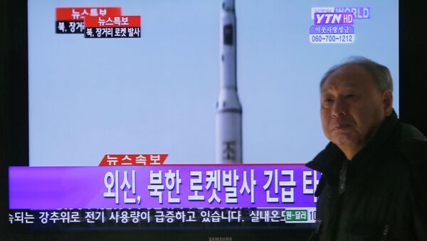 Житель Сеула наблюдает за запуском ракеты-носителя Ынха-3 со спутником Кванмёнсон-3 с космодрома Сохэ