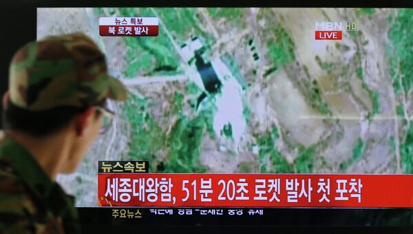 Военный КНДР наблюдает за запуском ракеты-носителя Ынха-3 со спутником Кванмёнсон-3 с космодрома Сохэ
