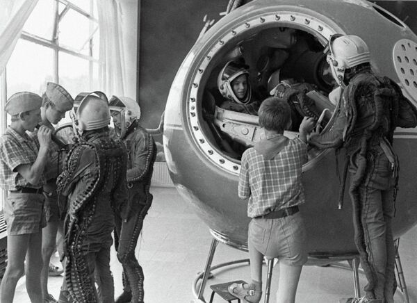 Кружок юных космонавтов в пионерском лагере Орленок