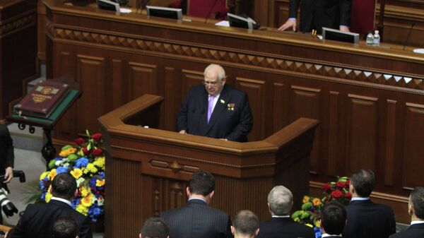 Депутат Ефим Звягильский читает текст присяги во время открытия седьмой сессии Верховной рады Украины в Киеве