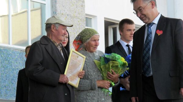 Глава города Невинномысска поздравляет Нину Ивановну и Алексея Григорьевича с годовщиной свадьбы