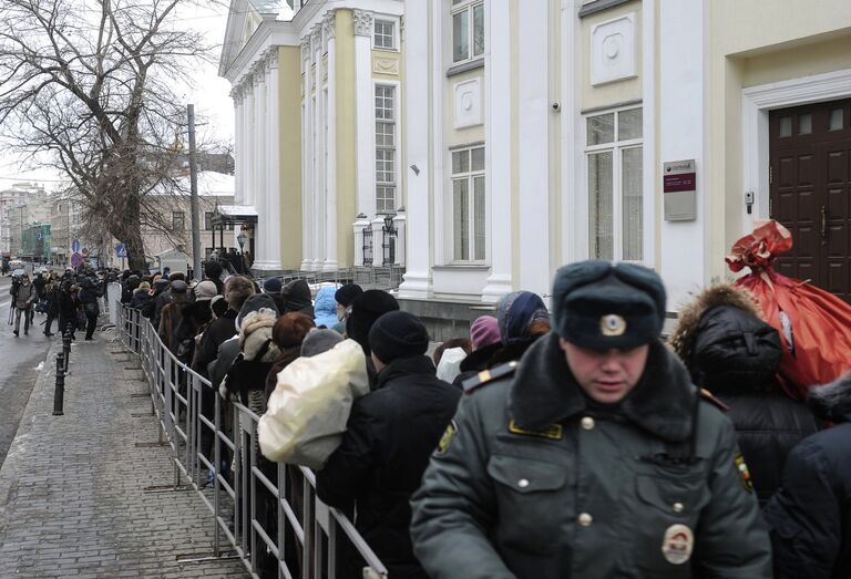 Поклонники Галины Вишнеской у здания Центра оперного пения перед церемонией прощания с певицей