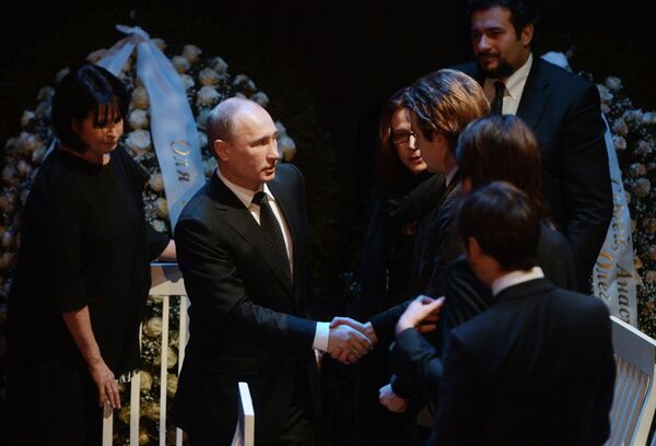 Президент России Владимир Путин во время церемонии прощания с оперной певицей Галиной Вишневской 