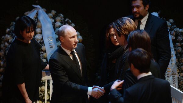 Президент России Владимир Путин во время церемонии прощания с оперной певицей Галиной Вишневской 
